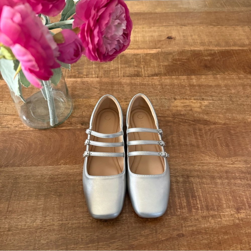 🌸 NWOT Elegant Silver Journee Collection Women's Strappy Flats